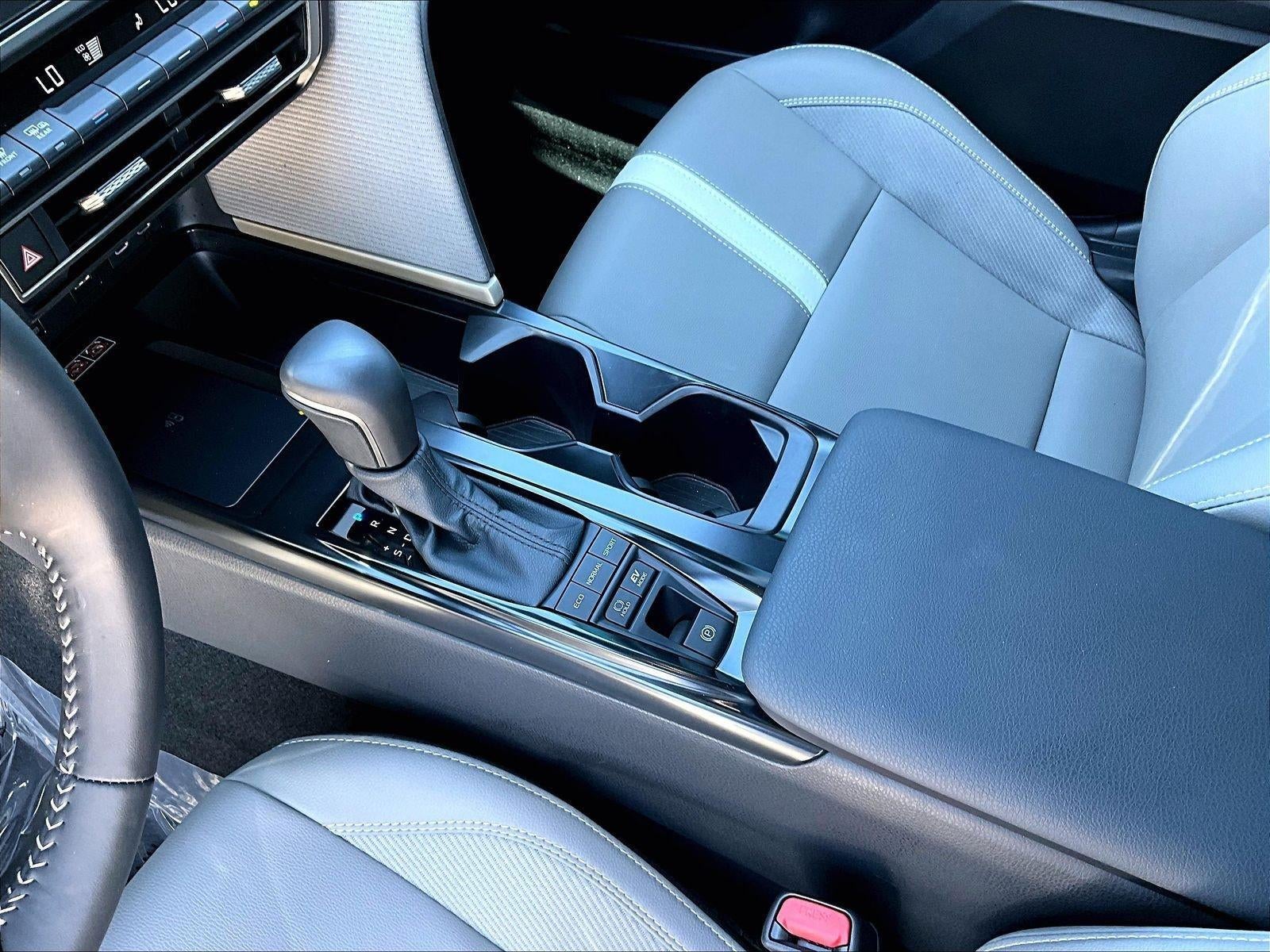2025 Toyota Camry SE (Natl)