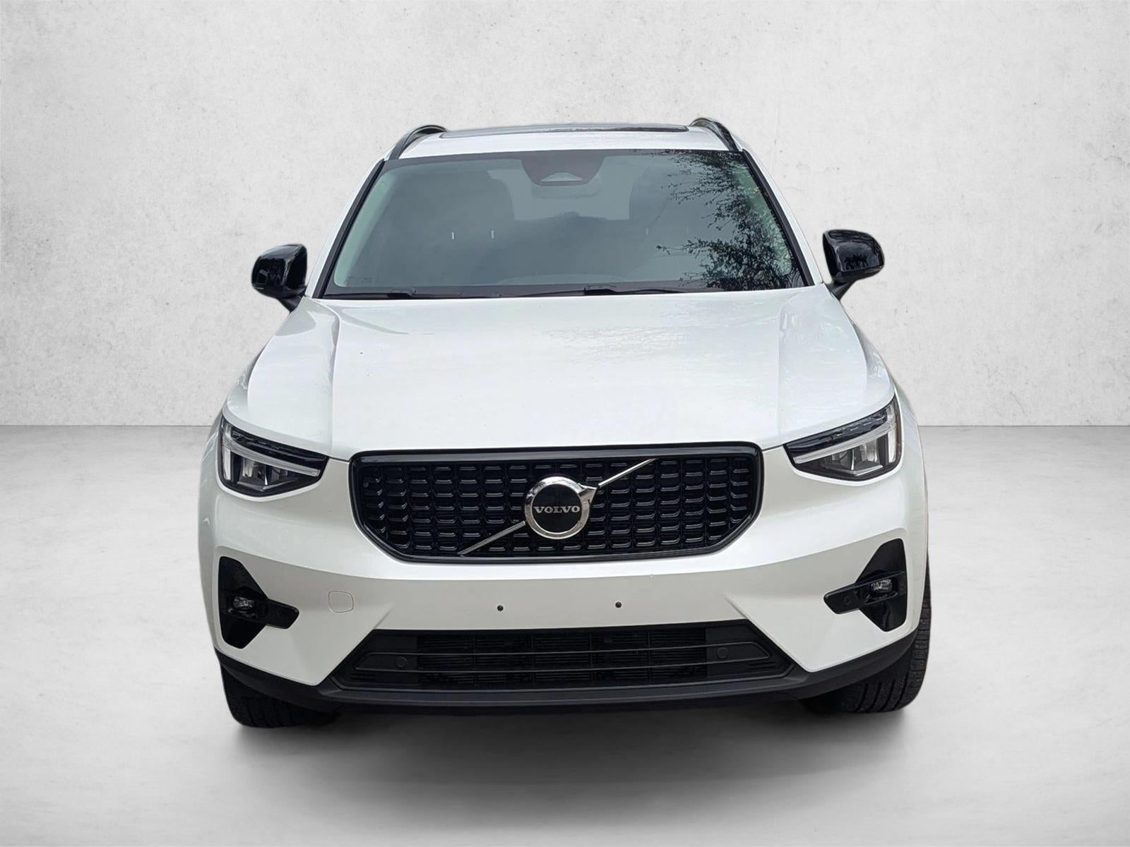 2023 Volvo XC40 B5 AWD Plus Dark Theme