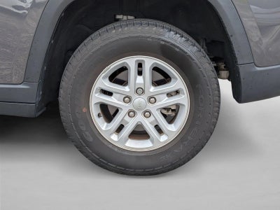 2023 Jeep Grand Cherokee Laredo 4x2