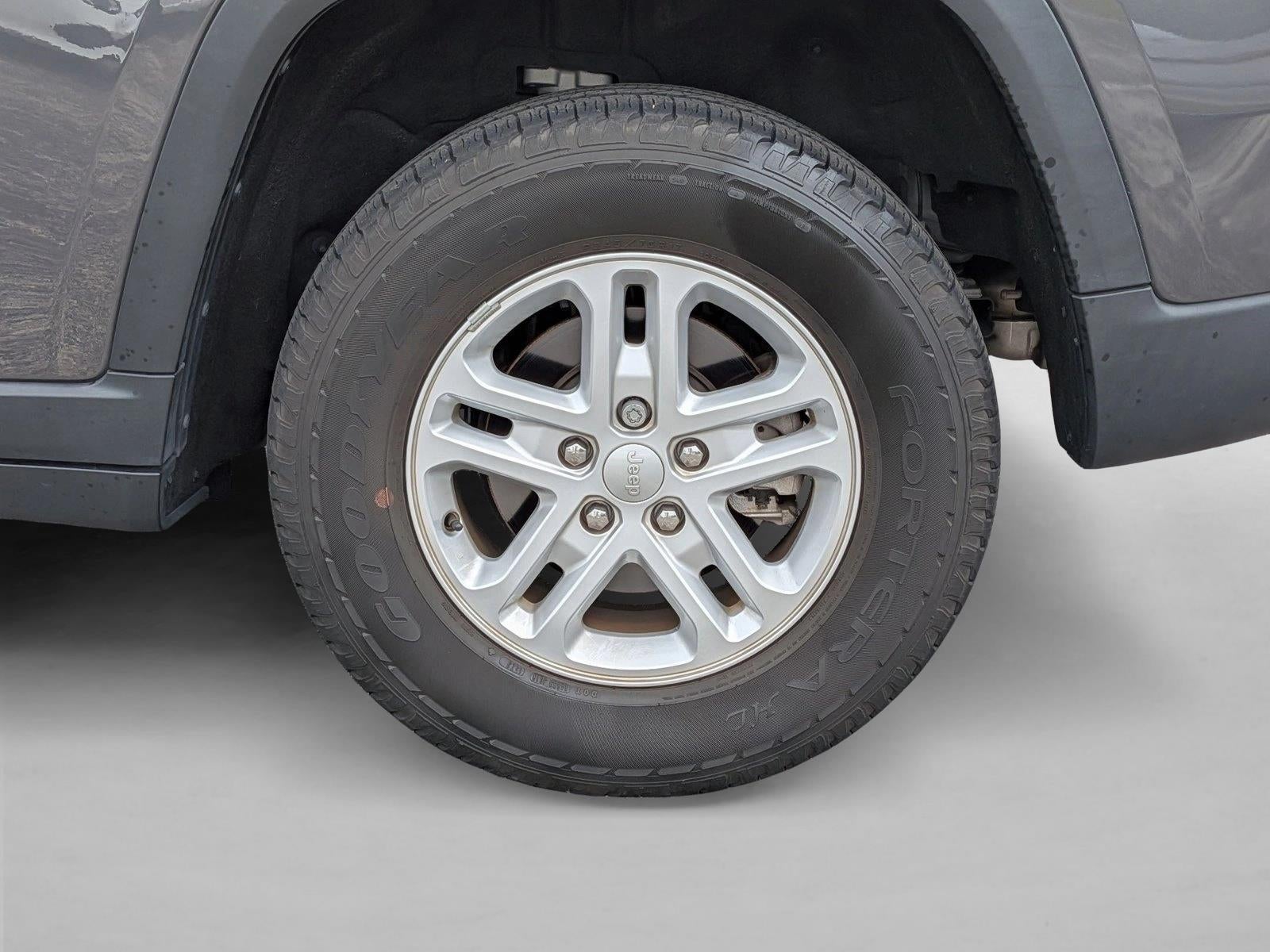2023 Jeep Grand Cherokee Laredo 4x2